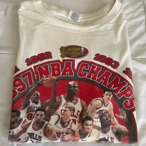 VINTAGE 90s chicago bulls shirt(MESSAGE ME BEFORE BUYING)